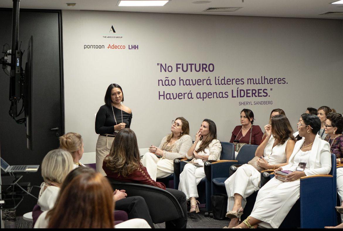 Foto da Karen Miura em uma Palestra