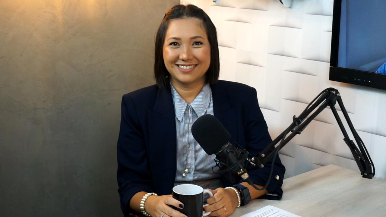 Foto da Karen Miura no Podcast